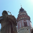La estatua de la Virgen Mara con la torre del castillo